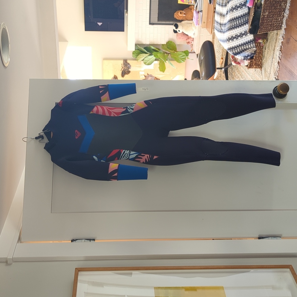 Roxy Girls full wetsuit 3.2 (worn once, barely)